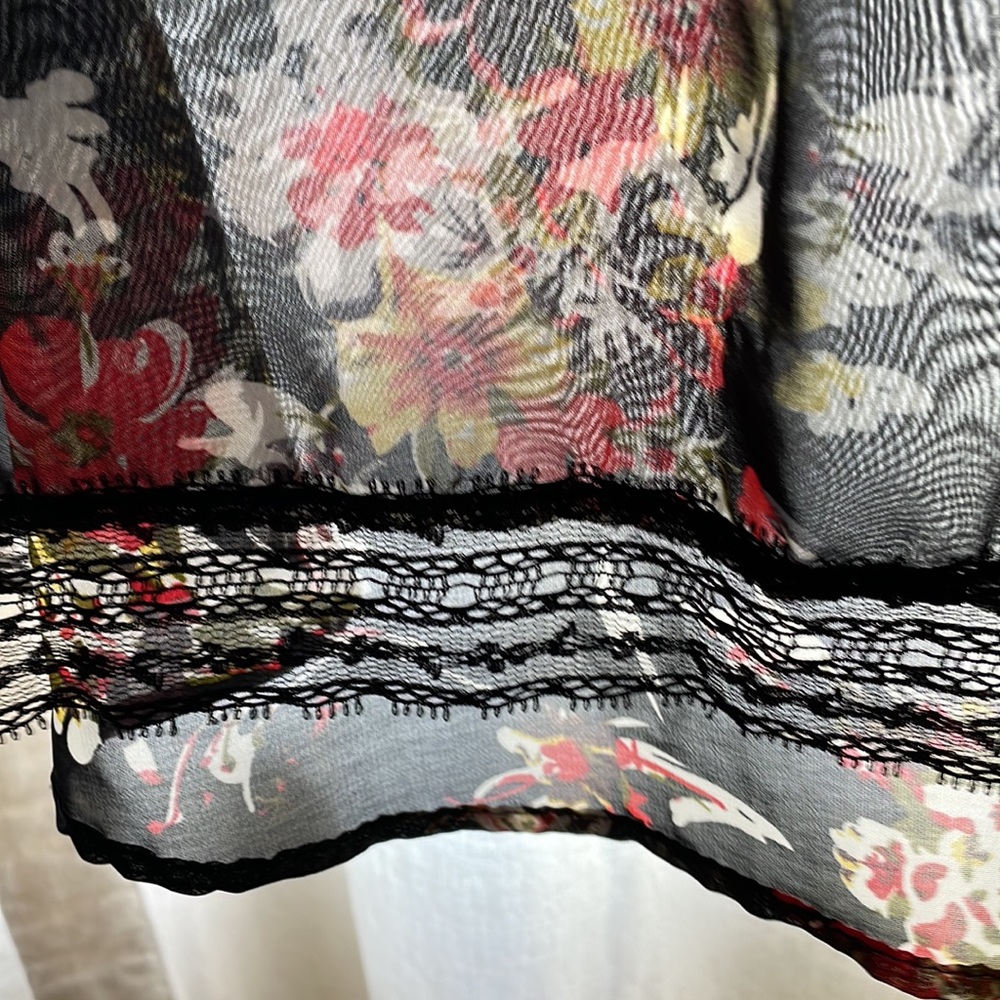 Black sheer Floral short sleeved blouse - Picture 4 of 7